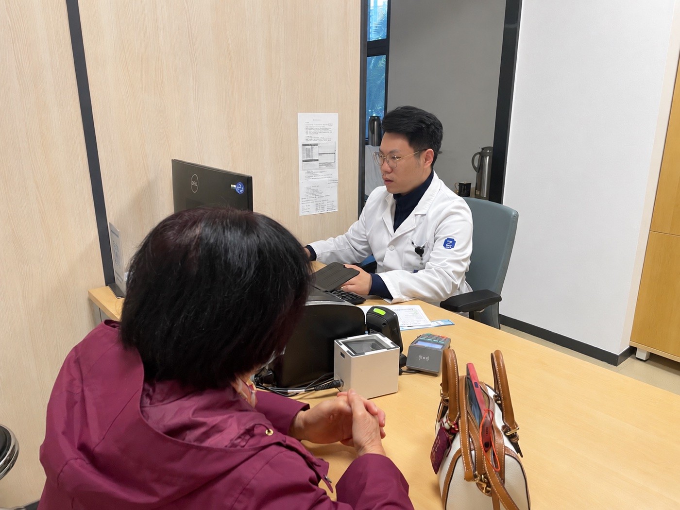 Dawei Sun working in the preoperative anesthesia clinic.